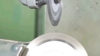 Mengadu dua gerinda yang sedang berputar