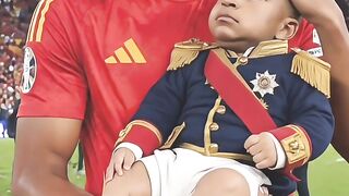 Mbappé in Lamine Yamal's Arms! 🥹⚽ Heartwarming Football Moment #shorts