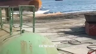Mengapa Kapal Kargo Raksasa Sengaja Ditabrakkan ke Pantai? Ternyata Ini Alasannya!
