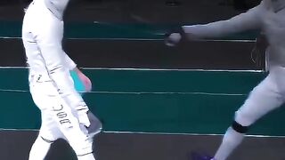 He Offered His Head to His Opponent... Here's Why! 😱 | Amazing Fencing Moment