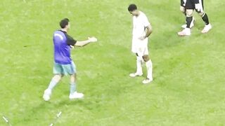 Aksi itu langsung memicu keributan kecil di tengah lapangan.