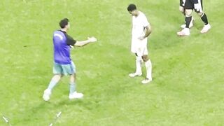 Aksi itu langsung memicu keributan kecil di tengah lapangan. 2