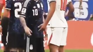 Tayangan kamera memperlihatkan Bellingham masih berbicara kepada Messi saat sang kapten Argentina