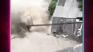 Banjir besar terjadi akibat meluapnya sungai Kazikumukhskoye