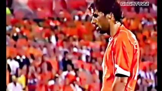 Momen antara Ruud van Nistelrooy dan pemain Andorra