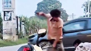 These two boys, who are still at the age where they'd be wearing diapers, got into a fight over a girl. 👇