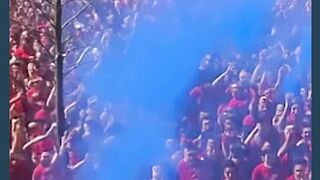 Misteri flare biru di tengah perayaan juara Liverpool