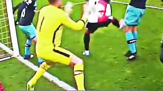 Kiper Ini Melakukan Penyelamatan, Lalu Melakukan Kesalahan 🥺