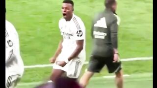 Mengingat selebrasi ngongkang bahu pemain Real Madrid