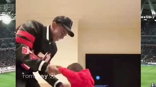Di balik kegarangannya di lapangan, ada sosok kakak berhati emas.