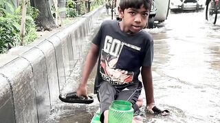 যেই বয়সে খেলনা নিয়ে খেলার কথা সেই বয়সে রাস্তায়