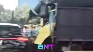 Kecelakaan Beruntun Tol Japek KM 26 Arah Jakarta, Lalin Macet Parah!
