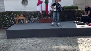 Dinis Reis e um jovem Artista com um talento formidável no toque como no canto.1