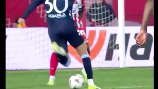 Gol luar biasa yang dicetak oleh Fer López 2