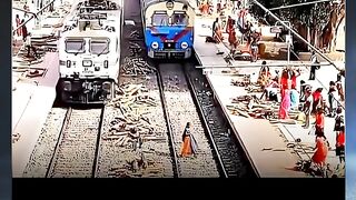 Wanita Terluka Setelah Kereta Menabrak Kayu di Rel, India‼️