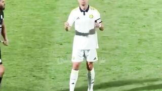malam ini kita semua tetap satu: pecinta sepak bola.