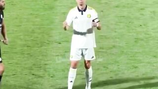 malam ini kita semua tetap satu: pecinta sepak bola. 3