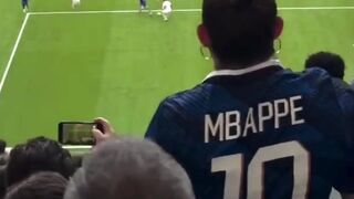 Inggris memasuki masa istirahat dengan keunggulan 4–0, namun Prancis menolak untuk menyerah.
