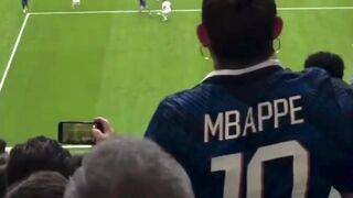 Inggris memasuki masa istirahat dengan keunggulan 4–0, namun Prancis menolak untuk menyerah. 2