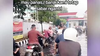 Momen Estetik Warga Medan! SPBU Kebanjiran, Antre Bensin Tetap Santuy Teratur