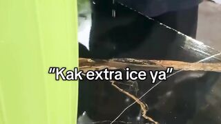 Minta extra es malah dikasih satu kutub utara.