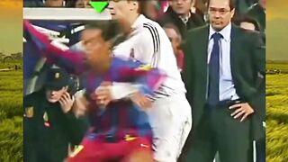 Jangan cari masalah dengan Ronaldinho... balas dendamnya lewat skill di lapangan. 😏⚽️