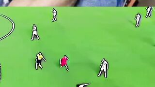 Niatnya merebut bola, tapi takdir berkata lain... 💔
