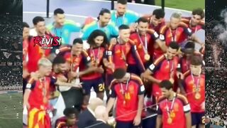 Trump: "Boleh ikutan angkat piala gak, Bro?