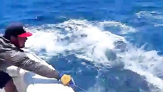 Fishing catch sharing! fish was so heavy it practically burst the boat when it was brought ashore.