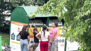 В Україні біля контейнера для збору одягу зняли «екшн»