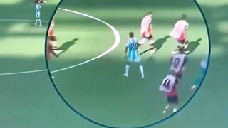 Gelandang Argentina, Leandro Paredes, tidak terima dengan selebrasi kemenangan yang dilakukan oleh bek Spanyol, Eric Garcia.