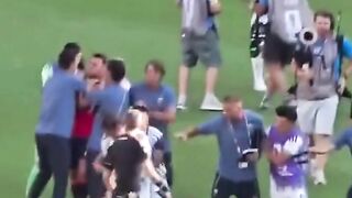 Momen ini langsung menjadi perbincangan di media sosial. 3