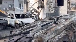 Київ, Бульвар Вацлава Гавела — сліди пожежі та руйнувань, але місто тримається...