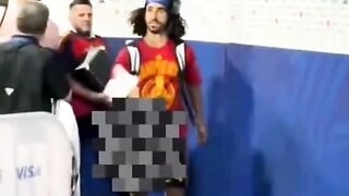 Viral aksi Cucurella bawa trofi pakai kantong kresek! 😱