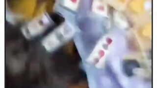 Mobil lecet kena payung pedagang