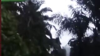 Sekelompok pria di hadang poci setelah turun ujan, cuma ini keliatan nyata