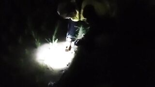Mencari belut di tengah sawah