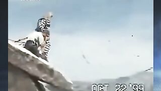 Lompatan 900 Meter dalam Aksi Protes (1999) ‼️