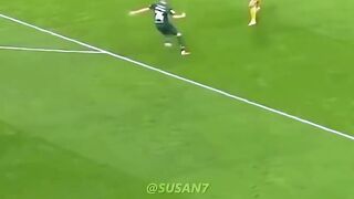 Tapi setelah VAR mengecek dari berbagai sudut, ternyata bola tidak mengenai tangan sang kiper.