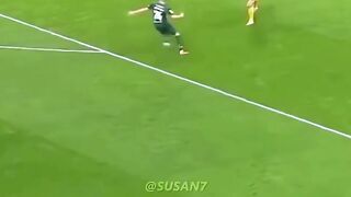 Tapi setelah VAR mengecek dari berbagai sudut, ternyata bola tidak mengenai tangan sang kiper. 2