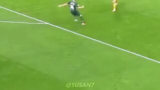 Tapi setelah VAR mengecek dari berbagai sudut, ternyata bola tidak mengenai tangan sang kiper. 3
