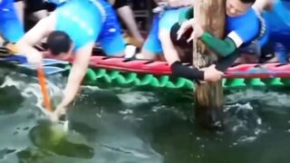 Balapan yang sedang kamu lihat bukan berlangsung di sungai yang lebar, melainkan di kanal sempit