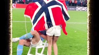 Di lapangan jadi mesin gol, di luar lapangan jadi bucin juga ternyata. 😆⚽❤️