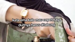 Katanya mau kaya, duit harus ditabung. 😭