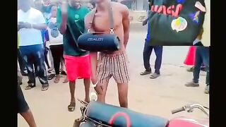 Ladrão é obrigado a dançar como forma de punição.🤣😂