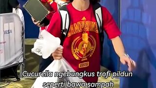 Alasan Marc Cucurella Bawa Trofi Piala Dunia Pakai Kantong Plastik