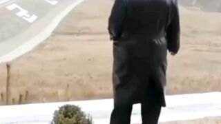 Membuat seseorang seperti Kim Jong Un tertawa tentu bukan hal yang mudah.