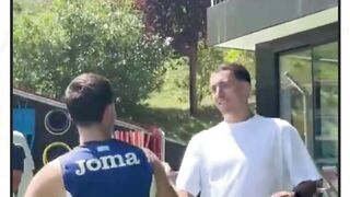 Mikel Oyarzabal mendapatkan sambutan hangat dari rekan-rekannya