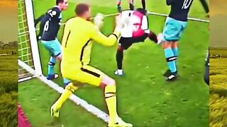 Kiper Ini Melakukan Penyelamatan, Lalu Melakukan Kesalahan 🥺 2
