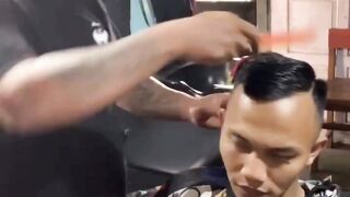 Baru selesai cukur rambut malah kena bedak satu muka.